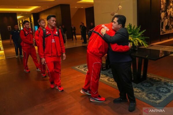 Here are some alternate titles for "Prediksi Susunan Pemain Timnas Indonesia vs Australia":

1. "Perkiraan Line-Up Timnas Indonesia Melawan Australia"
2. "Analisis Formasi Timnas Indonesia vs Australia"
3. "Proyeksi Susunan Pemain untuk Pertandingan Indonesia vs Australia"
4. "Susunan Pemain yang Mungkin untuk Duel Indonesia dan Australia"
5. "Prediksi Formasi Timnas Indonesia dalam Laga Kontra Australia"
6. "Taktik dan Line-Up Indonesia Menjelang Pertandingan Melawan Australia"
7. "Prediksi Starting XI Timnas Indonesia vs Australia"
8. "Eksplorasi Susunan Pemain Timnas Indonesia untuk Pertandingan Melawan Australia"
9. "Siapa yang Akan Bermain? Prediksi Line-Up Indonesia vs Australia"
10. "Menentukan Susunan Pemain: Indonesia Vs Australia"

Feel free to use any of these suggestions!