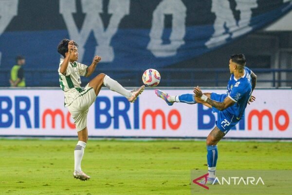 Berikut adalah beberapa alternatif judul untuk "Persib Bandung butuh empat poin lagi untuk segel gelar juara":

1. "Persib Bandung Dekat Gelar, Hanya Butuh Empat Poin Lagi"
2. "Empat Poin Memisahkan Persib Bandung dari Gelar Juara"
3. "Menuju Gelar Juara: Persib Bandung Butuh Empat Poin"
4. "Persib Bandung: Empat Poin Jadi Kunci untuk Raih Gelar Juara"
5. "Jelang Penutupan Liga, Persib Bandung Cuma Butuh Empat Poin untuk Menangkan Gelar"

Silakan pilih atau modifikasi sesuai kebutuhan!