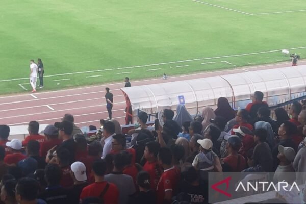 Pratama Arhan Mengawasi Pertandingan Semen Padang Melawan Persik