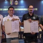 Berikut adalah beberapa alternatif judul untuk "Termasuk Bhayangkara dan Persikas, tujuh klub ganti nama dan domisili":

1. "Transformasi Klub: Tujuh Tim Sepak Bola Ganti Nama dan Domisili, Termasuk Bhayangkara dan Persikas"
2. "Keberangkatan Baru: Tujuh Klub Sepak Bola Ganti Nama dan Lokasi, Termasuk Bhayangkara dan Persikas"
3. "Perubahan Besar: Bhayangkara dan Persikas Di Antara Tujuh Klub yang Ganti Nama dan Domisili"
4. "Bhayangkara dan Persikas: Tujuh Klub Sepak Bola Ikuti Jejak Ganti Nama dan Lokasi"
5. "Evolusi Klub: Tujuh Tim, Termasuk Bhayangkara dan Persikas, Ganti Nama dan Domisili"
6. "New Identity: Tujuh Klub Sepak Bola, Termasuk Bhayangkara dan Persikas, Berubah Nama dan Domisili"
7. "Langkah Baru: Tujuh Klub Sepak Bola Ganti Nama dan Domisili, Termasuk Bhayangkara dan Persikas"

Silakan pilih atau modifikasi sesuai dengan kebutuhan Anda!