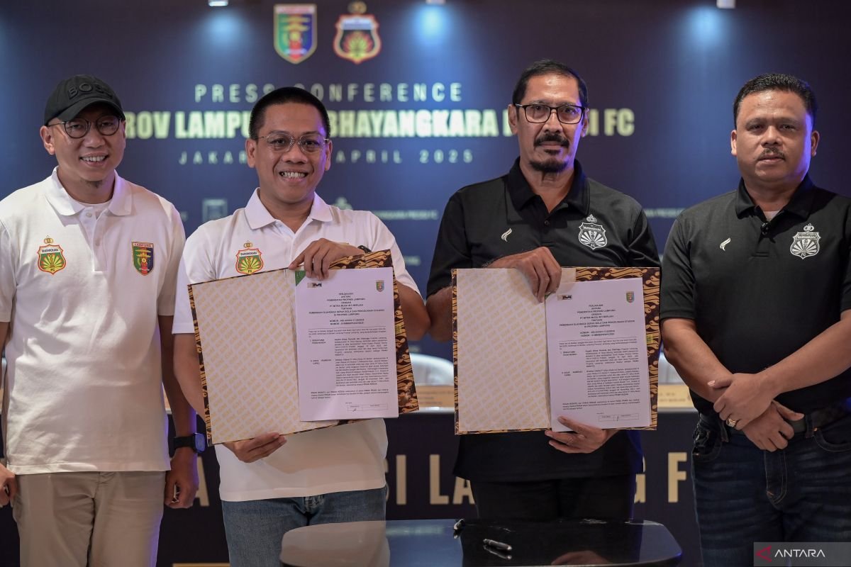 Berikut adalah beberapa alternatif judul untuk "Termasuk Bhayangkara dan Persikas, tujuh klub ganti nama dan domisili":

1. "Transformasi Klub: Tujuh Tim Sepak Bola Ganti Nama dan Domisili, Termasuk Bhayangkara dan Persikas"
2. "Keberangkatan Baru: Tujuh Klub Sepak Bola Ganti Nama dan Lokasi, Termasuk Bhayangkara dan Persikas"
3. "Perubahan Besar: Bhayangkara dan Persikas Di Antara Tujuh Klub yang Ganti Nama dan Domisili"
4. "Bhayangkara dan Persikas: Tujuh Klub Sepak Bola Ikuti Jejak Ganti Nama dan Lokasi"
5. "Evolusi Klub: Tujuh Tim, Termasuk Bhayangkara dan Persikas, Ganti Nama dan Domisili"
6. "New Identity: Tujuh Klub Sepak Bola, Termasuk Bhayangkara dan Persikas, Berubah Nama dan Domisili"
7. "Langkah Baru: Tujuh Klub Sepak Bola Ganti Nama dan Domisili, Termasuk Bhayangkara dan Persikas"

Silakan pilih atau modifikasi sesuai dengan kebutuhan Anda!