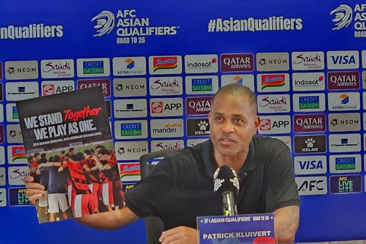 Kluivert Berpeluang Ikut Dalam Pertandingan Legenda Real Madrid dan Barcelona