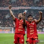 Berikut adalah alternatif judul untuk "Empat laga besar menanti Persija di bulan Agustus, berikut jadwalnya":

1. "Persija Hadapi Empat Pertandingan Krusial di Bulan Agustus: Simak Jadwalnya!"
2. "Agustus yang Menantang: Empat Laga Penting Bagi Persija dan Jadwalnya"
3. "Persija Siap Tempur: Empat Pertandingan Seru di Bulan Agustus, Lihat Jadwalnya!"
4. "Jelang Agustus, Empat Duel Besar Menanti Persija: Ini Jadwalnya!"
5. "Persija Selangkah Menuju Kesuksesan: Lihat Jadwal Empat Laga Besar di Agustus!"

Silakan pilih atau gunakan sebagai inspirasi!