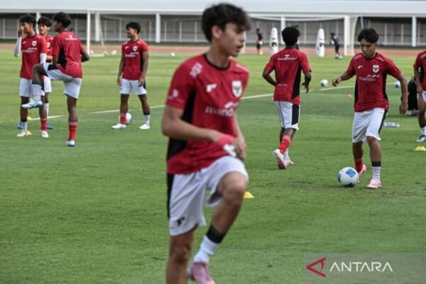 Daftar 21 Pemain Timnas U-17 Indonesia untuk Piala Dunia U-17 2025" bisa diubah judulnya menjadi:

"Skuad 21 Pemain Timnas U-17 Indonesia di Piala Dunia U-17 2025" 

Atau 

"21 Pemain Andalan Timnas U-17 Indonesia di Piala Dunia U-17 2025" 

Anda juga bisa mempertimbangkan:

"Timnas U-17 Indonesia: 21 Pemain Siap Bertanding di Piala Dunia U-17 2025" 

Semoga bermanfaat!
