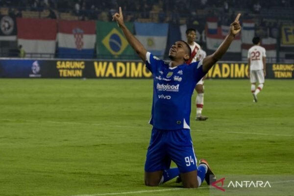 Persib Bandung Tundukkan Persis Solo dengan Skor 2-0